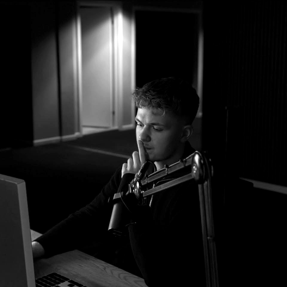 William Tougaard ved skrivebordet i studiet